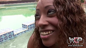 Негритянка с идеальной фигурой отсасывает и трахается в бассейне и дома - жесткое порно видео