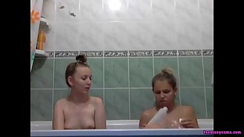 Русские сёстры лесбиянки ласкаются в ванне