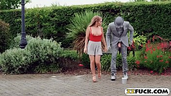 Статуя с большим членом ебёт девушку в парке
