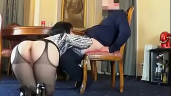 Толстая русская секретарша показывает дырочки начальнику и трахается с ним в анус