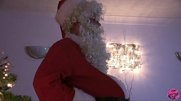 В новогоднюю ночь дед мороз пришёл баловать бабку сексом