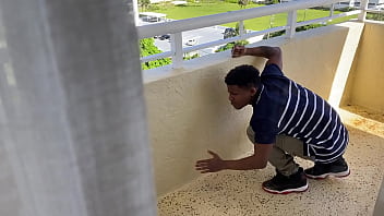 Чернокожий молодец долбит фигуристую мачеху на балконе отеля
