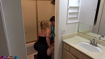 Взрослая баба заглянула к мастурбирующему пасынку в туалет