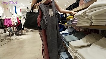 Русская девушка отсасывает мужу хуй в примерочной магазина