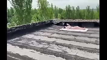 Сельский парень выебал на крыше русскую сучку с большими сиськами
