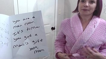 Настоящий секс-скандал мамка и сын не могут устоять перед своей похотью в домашнем порно видео