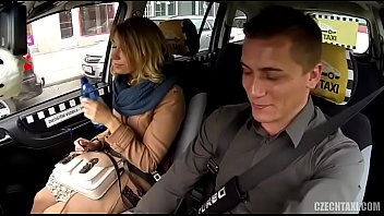 Секс в такси водитель и пассажирка занимаются страстным интимом на дороге